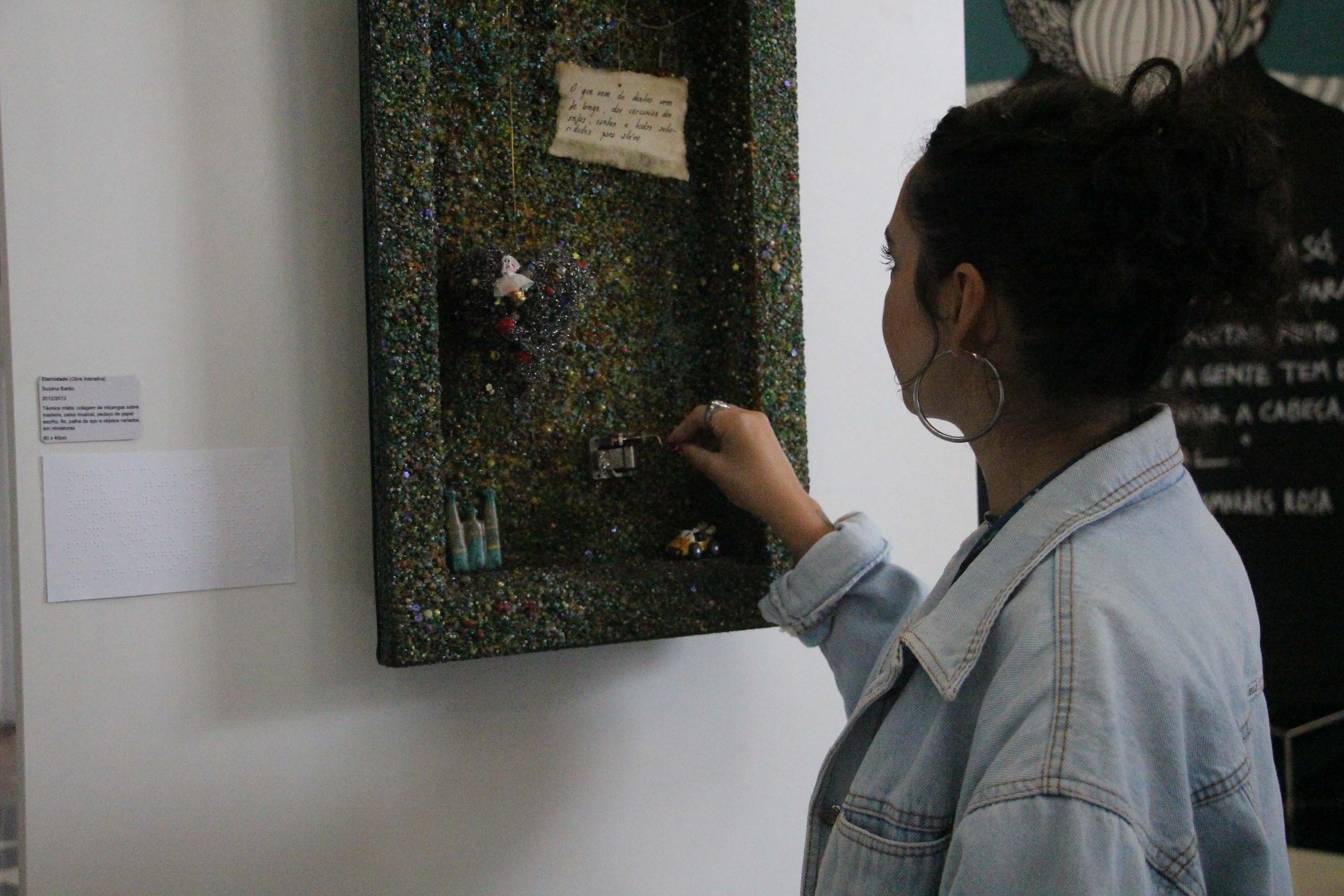 Museu Oscar Niemeyer (MON) - “Re-Selvagem” – Eva Jospin – “Re-Selvagem”, da artista francesa Eva Jospin, é a próxima exposição internacional realizada pelo Museu Oscar Niemeyer (MON) e a primeira mostra da artista no Brasil.