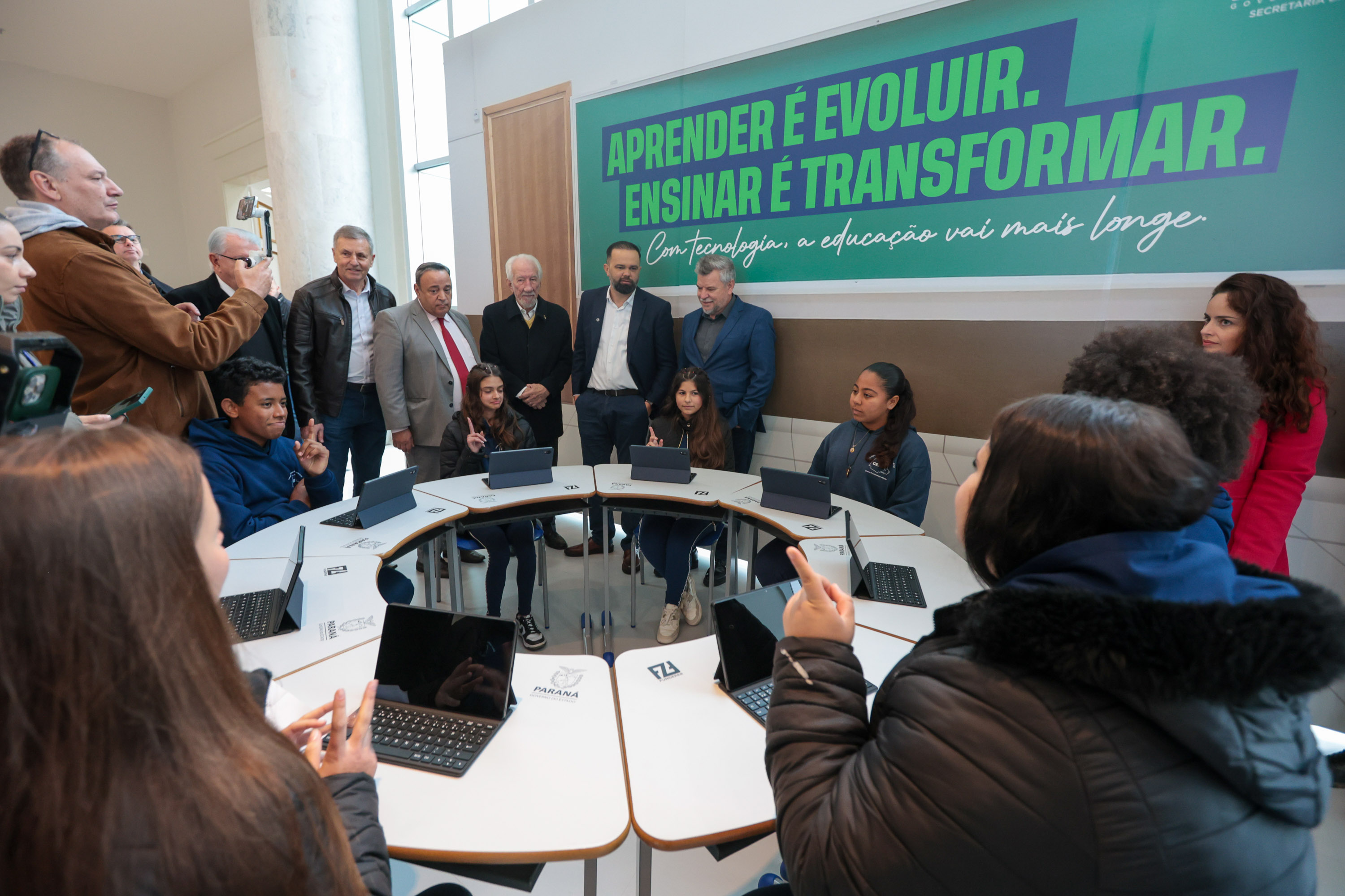 Estado entrega mais de 25 mil tablets e 2,8 mil carrinhos de recarga para escolas