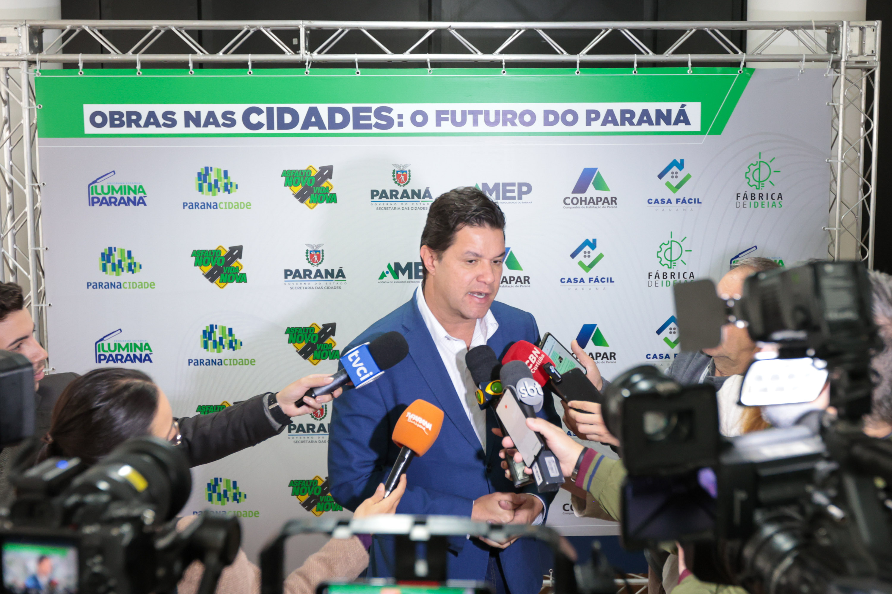 Segundo Guto Silva, a estimativa é de que mais de 300 municípios sejam contemplados com os novos projetos de pavimentação. Foto: Geraldo Bukniak/AEN