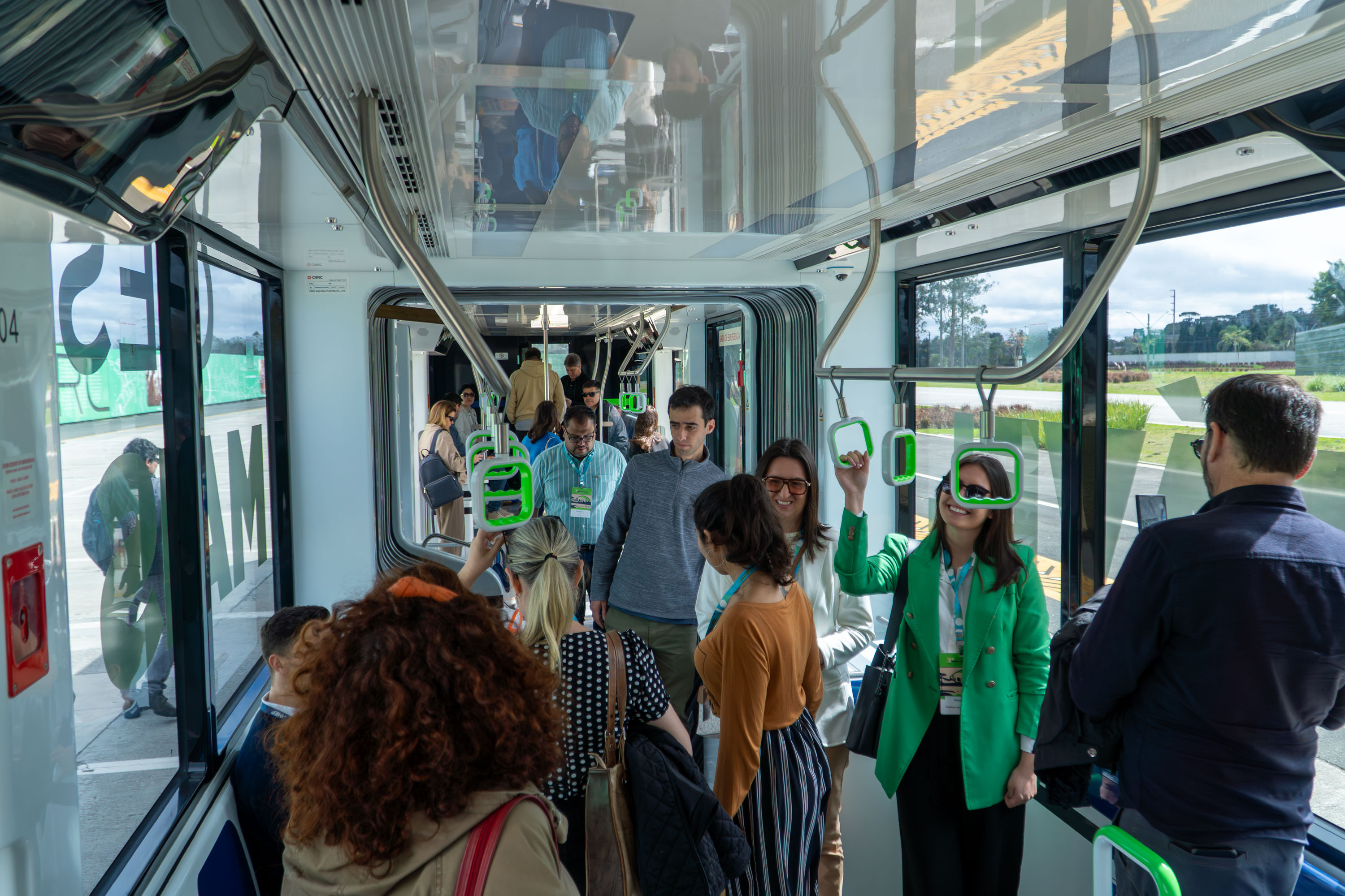 Bonde Urbano Digital trazido pelo Paraná desperta interesse no Brasil e de outros países