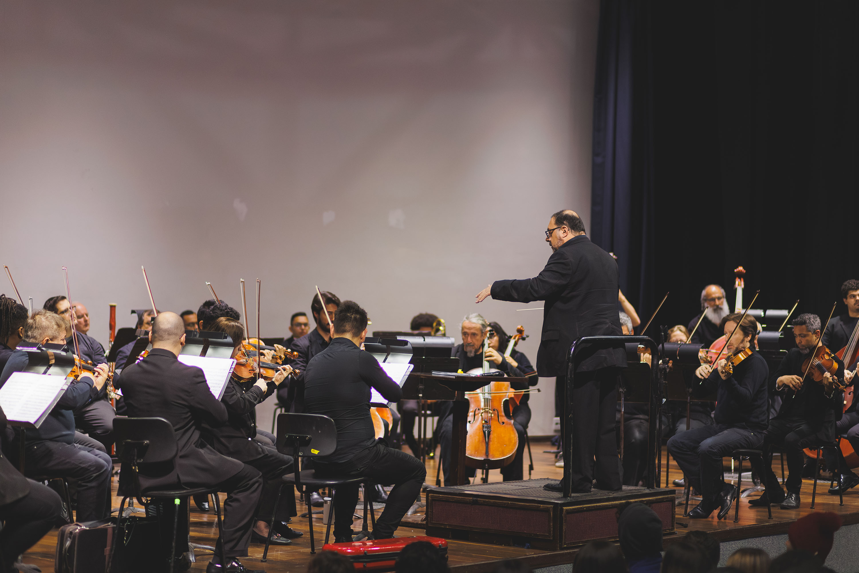 Centro Cultural Teatro Guaíra - Auditório Glauco Flores de Sá Brito (Miniauditório) - CHOQUE – O espetáculo de dança CHOQUE, dirigido por Fernando de Proença, segue em temporada até 19 de outubro, com sessões de quarta a sábado, às 20h, e domingos, às 19h. Em cena, as intérpretes Carmen Jorge, Elke Siedler e Juliana Adur percorrem trajetórias singulares que, ao se sobreporem, formam um corpo coletivo inspirado no conceito de choque de Walter Benjamin