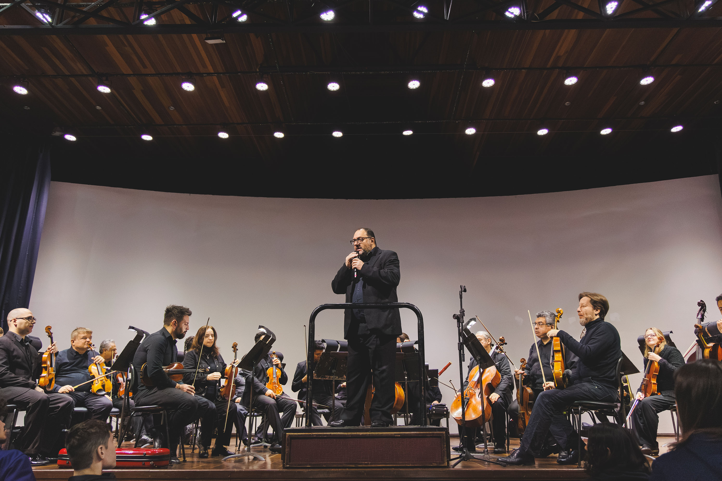 Centro Cultural Teatro Guaíra - Auditório Glauco Flores de Sá Brito (Miniauditório) - CHOQUE – O espetáculo de dança CHOQUE, dirigido por Fernando de Proença, segue em temporada até 19 de outubro, com sessões de quarta a sábado, às 20h, e domingos, às 19h. Em cena, as intérpretes Carmen Jorge, Elke Siedler e Juliana Adur percorrem trajetórias singulares que, ao se sobreporem, formam um corpo coletivo inspirado no conceito de choque de Walter Benjamin