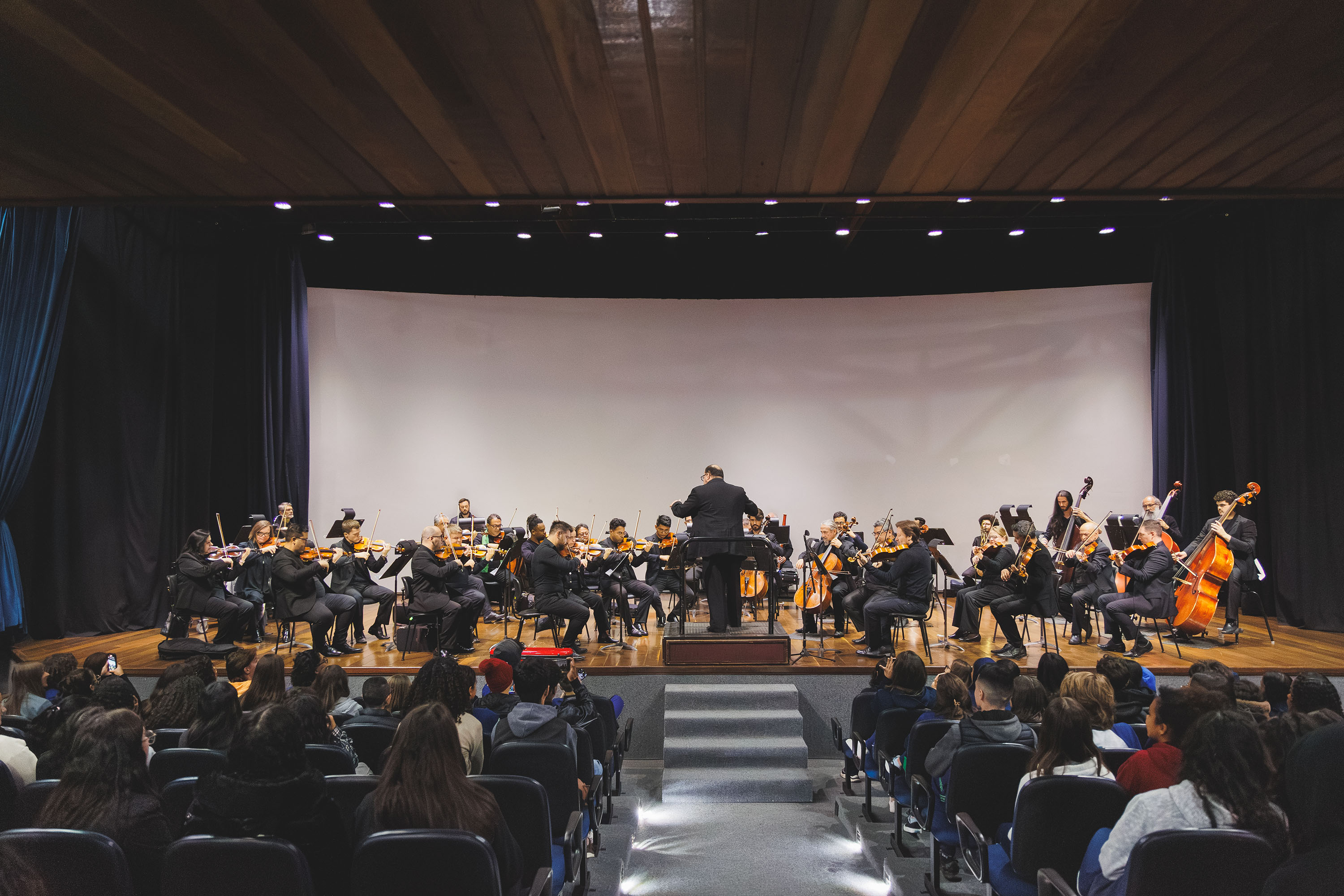 Centro Cultural Teatro Guaíra - Auditório Glauco Flores de Sá Brito (Miniauditório) - CHOQUE – O espetáculo de dança CHOQUE, dirigido por Fernando de Proença, segue em temporada até 19 de outubro, com sessões de quarta a sábado, às 20h, e domingos, às 19h. Em cena, as intérpretes Carmen Jorge, Elke Siedler e Juliana Adur percorrem trajetórias singulares que, ao se sobreporem, formam um corpo coletivo inspirado no conceito de choque de Walter Benjamin