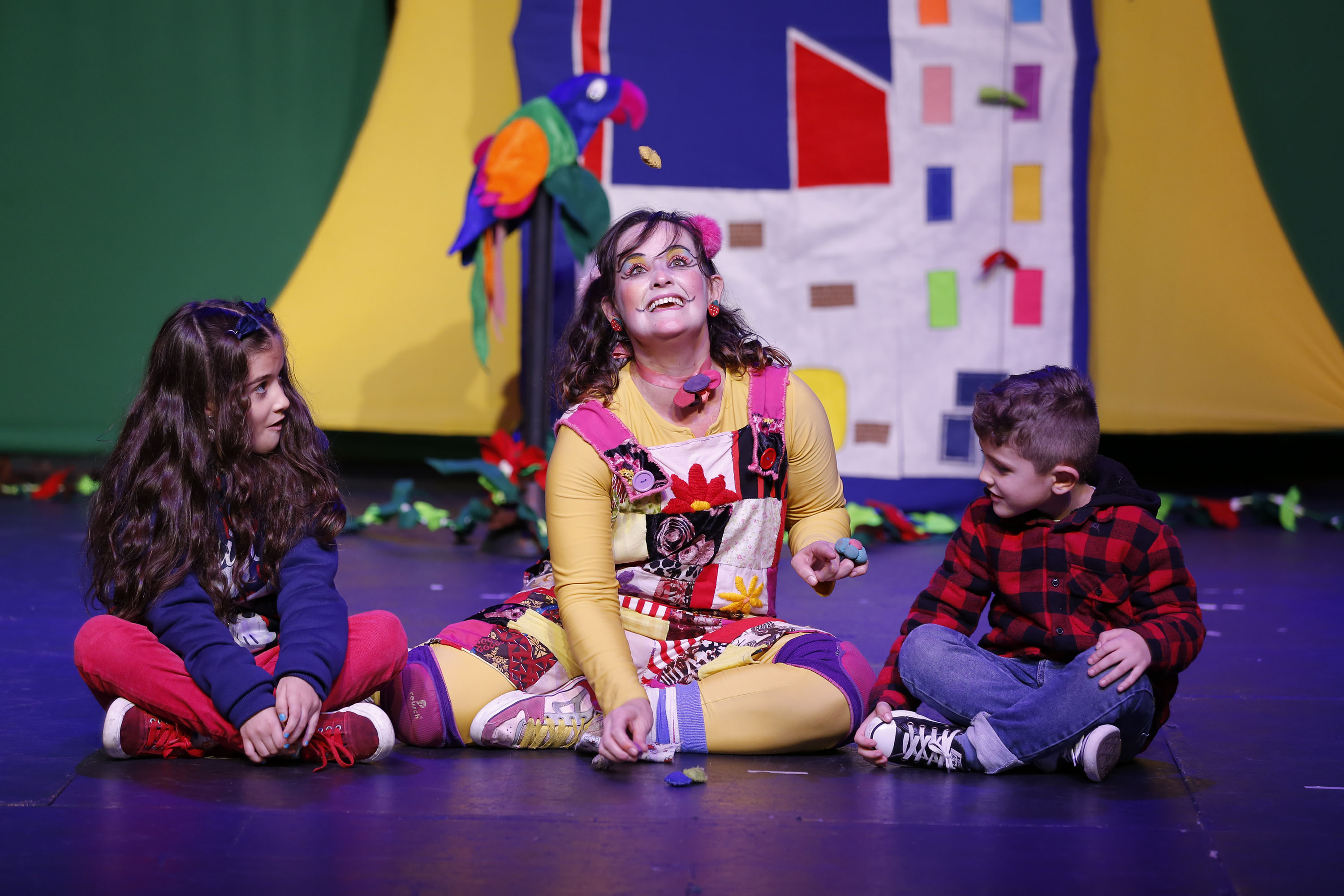 Centro Cultural Teatro Guaíra - Auditório Glauco Flores de Sá Brito (Miniauditório) - CHOQUE – O espetáculo de dança CHOQUE, dirigido por Fernando de Proença, segue em temporada até 19 de outubro, com sessões de quarta a sábado, às 20h, e domingos, às 19h. Em cena, as intérpretes Carmen Jorge, Elke Siedler e Juliana Adur percorrem trajetórias singulares que, ao se sobreporem, formam um corpo coletivo inspirado no conceito de choque de Walter Benjamin