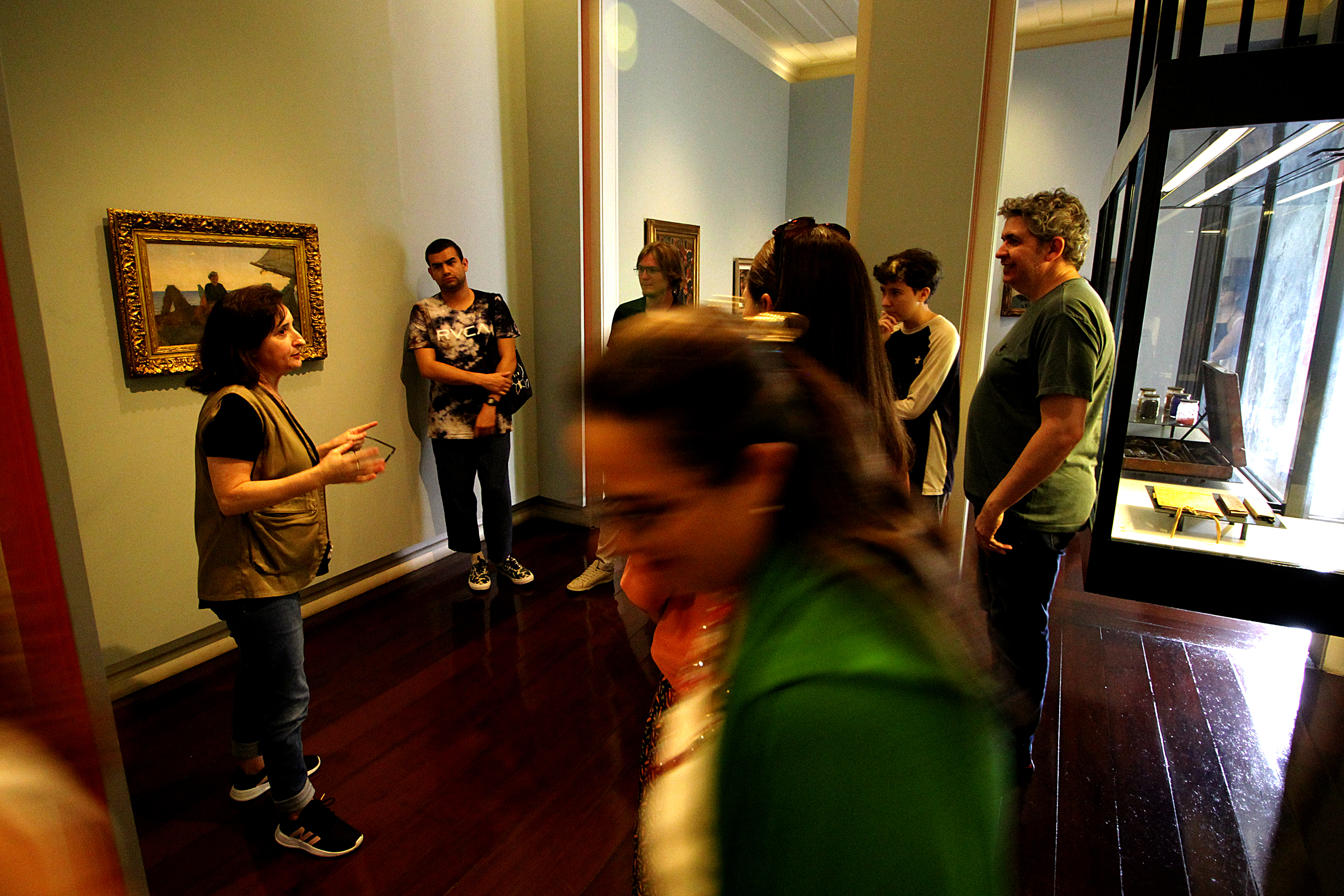 Centro Cultural Teatro Guaíra - Auditório Glauco Flores de Sá Brito (Miniauditório) - CHOQUE – O espetáculo de dança CHOQUE, dirigido por Fernando de Proença, segue em temporada até 19 de outubro, com sessões de quarta a sábado, às 20h, e domingos, às 19h. Em cena, as intérpretes Carmen Jorge, Elke Siedler e Juliana Adur percorrem trajetórias singulares que, ao se sobreporem, formam um corpo coletivo inspirado no conceito de choque de Walter Benjamin