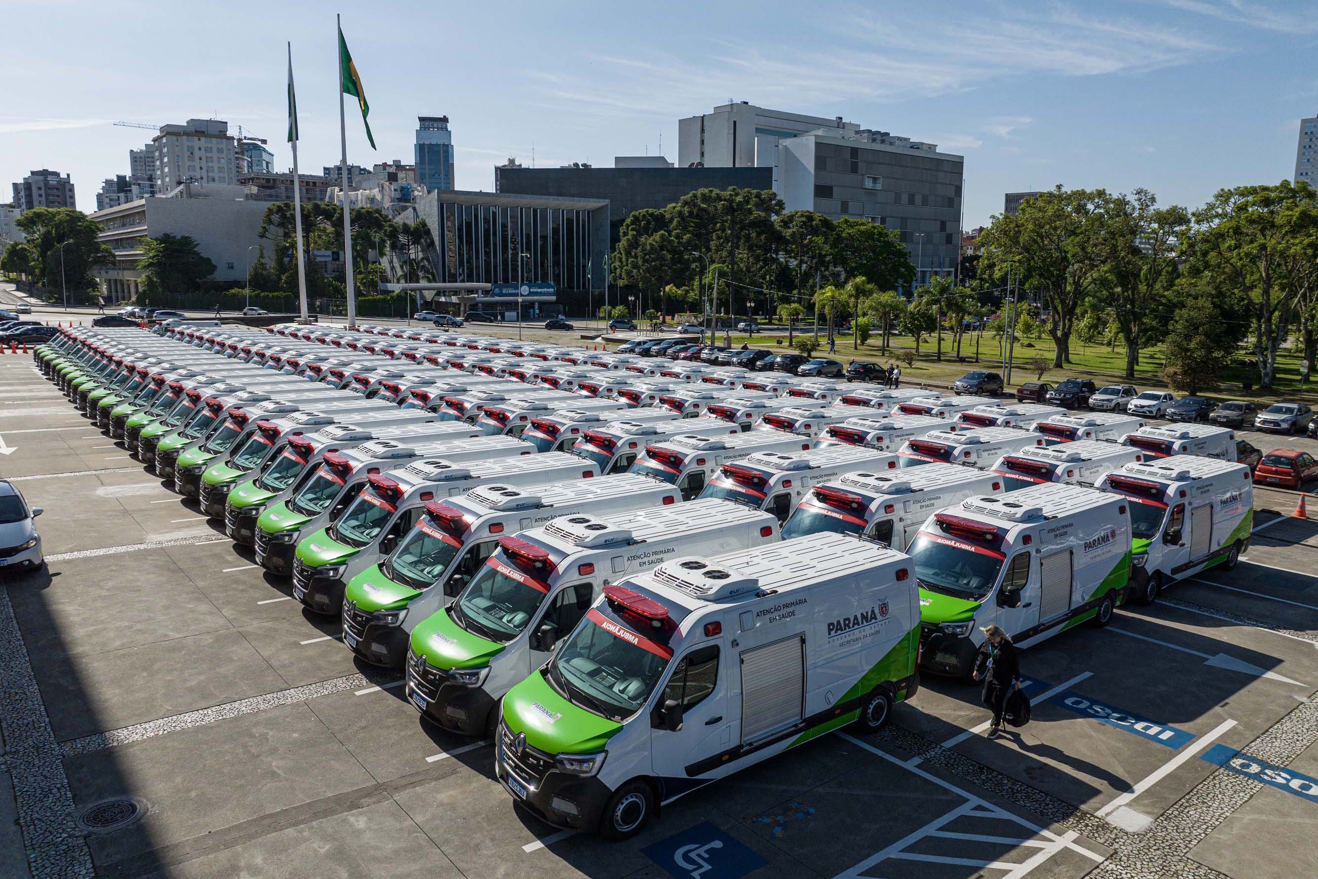 Governador entrega 150 ambulâncias com UTIs para todas as regiões do Paraná