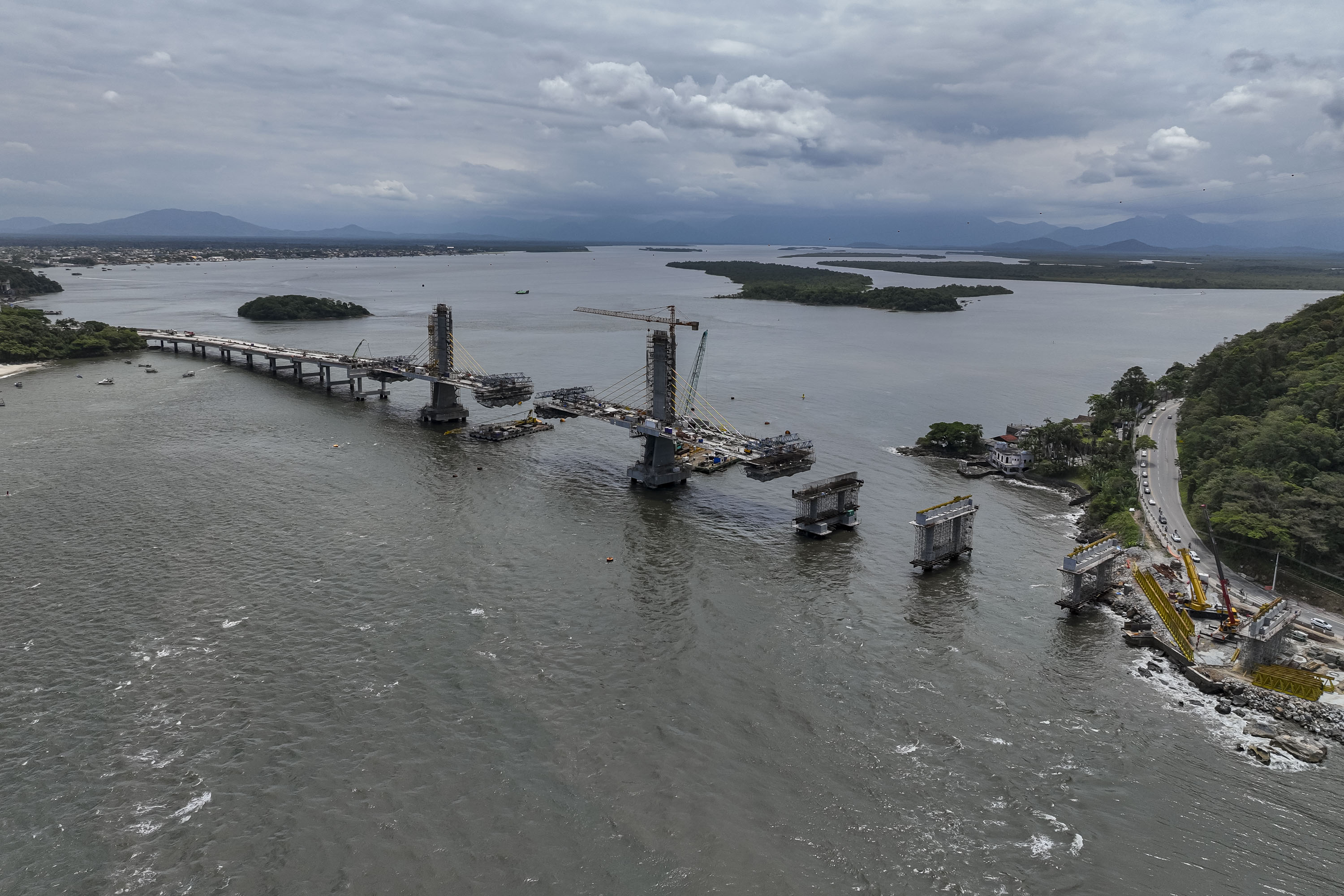 Com grande avanço no trecho estaiado, Ponte de Guaratuba chega a 85% de execução 