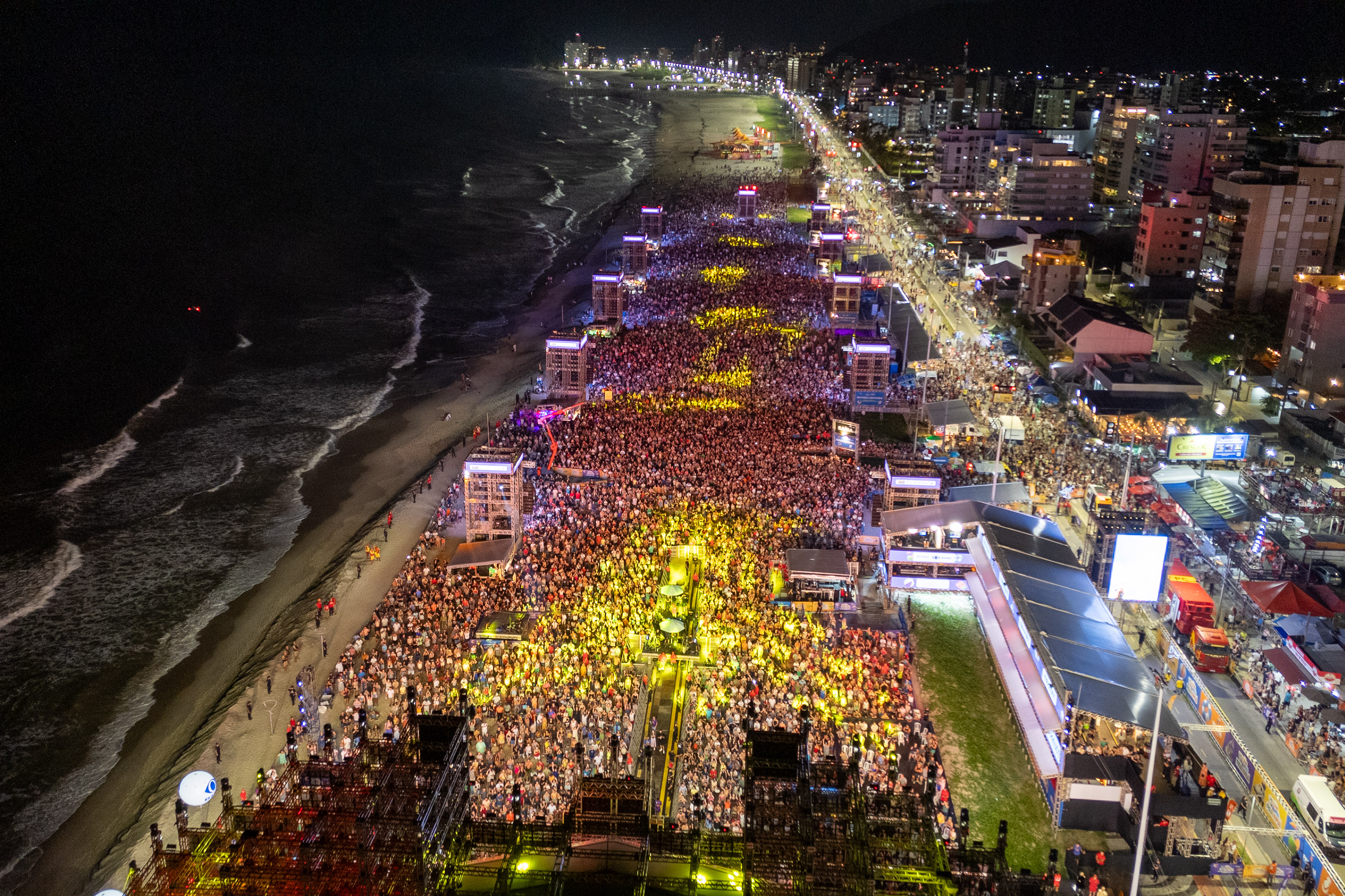 Roupa Nova mais do que dobra público de dois anos atrás no Verão Maior Paraná em Matinhos