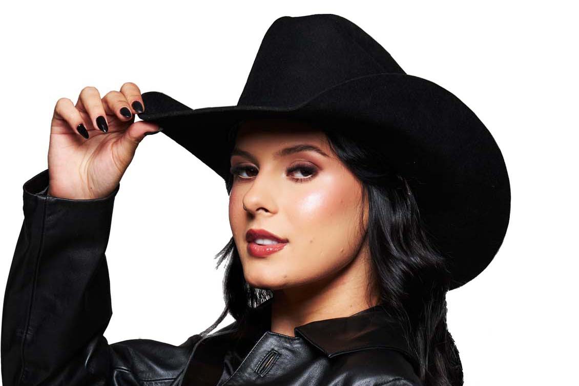 Na sexta-feira (30), Matinhos recebe uma das atrações mais aguardadas do Verão Maior Paraná. A cantora Ana Castela, conhecida como a “boiadeira”, sobe ao palco com a expectativa de entrar para o ranking dos maiores públicos desta edição.