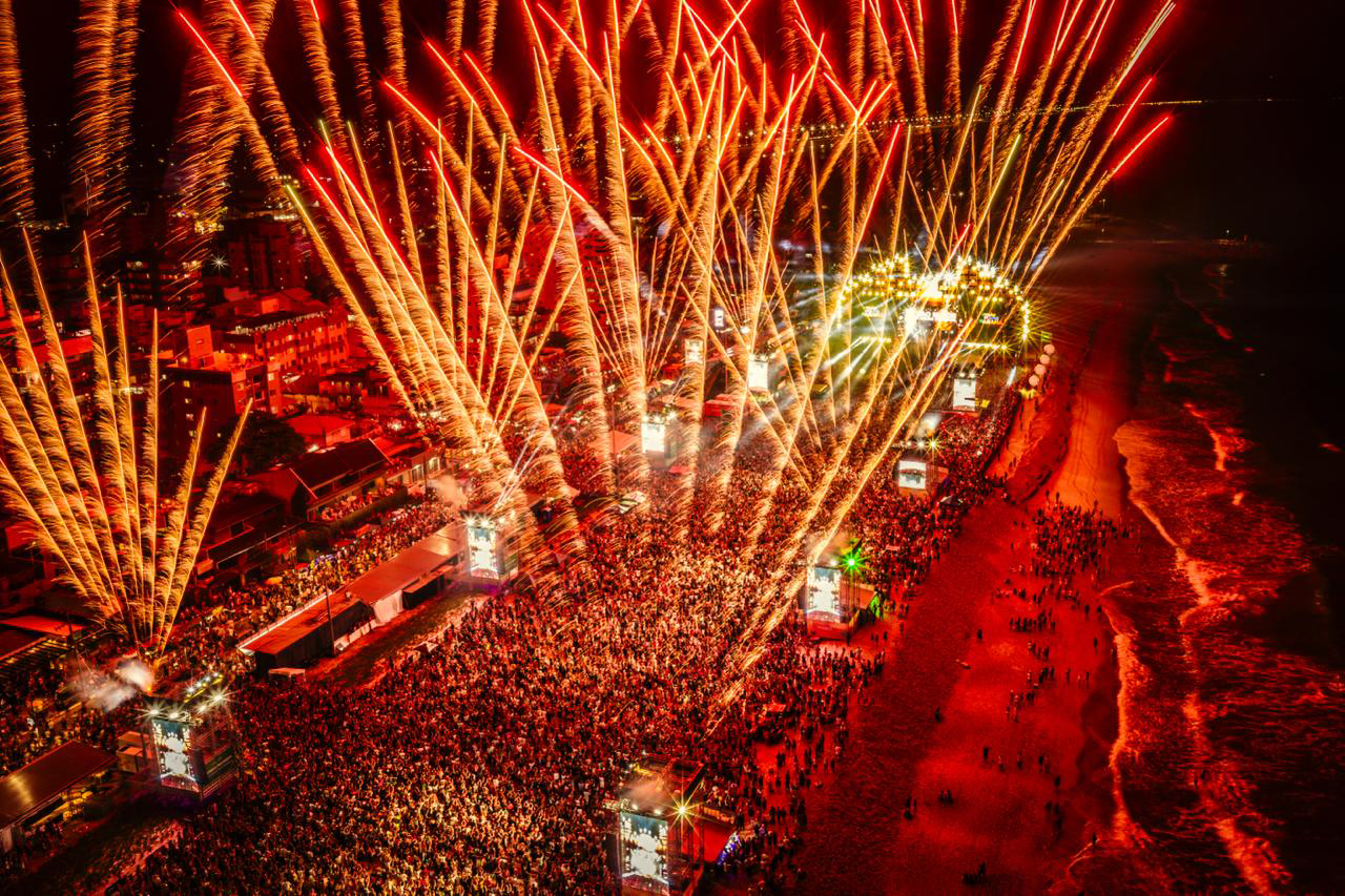 PONTAL DO PARANÁ – Os grandes números não se restringem a Matinhos. Em Pontal do Paraná, o maior público já registrado foi o do show do É o Tchan, em 2024, que reuniu 42 mil pessoas. Neste ano, as primeiras apresentações do Verão Maior no município já demonstraram potencial para superar estes números. Luan Pereira e Country Beat atraíram 31 mil espectadores na sexta-feira (9), enquanto os grupos de pagode Atitude 67 e Kamisa 10 foram acompanhados por um coro de 34 mil vozes no sábado (10).  ORGANIZAÇÃO – A