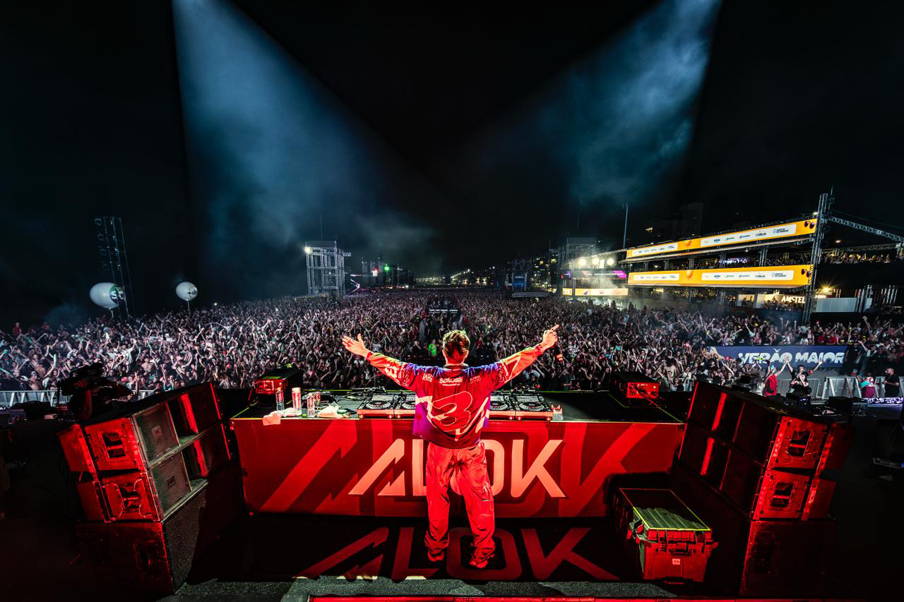 PONTAL DO PARANÁ – Os grandes números não se restringem a Matinhos. Em Pontal do Paraná, o maior público já registrado foi o do show do É o Tchan, em 2024, que reuniu 42 mil pessoas. Neste ano, as primeiras apresentações do Verão Maior no município já demonstraram potencial para superar estes números. Luan Pereira e Country Beat atraíram 31 mil espectadores na sexta-feira (9), enquanto os grupos de pagode Atitude 67 e Kamisa 10 foram acompanhados por um coro de 34 mil vozes no sábado (10).  ORGANIZAÇÃO – A 