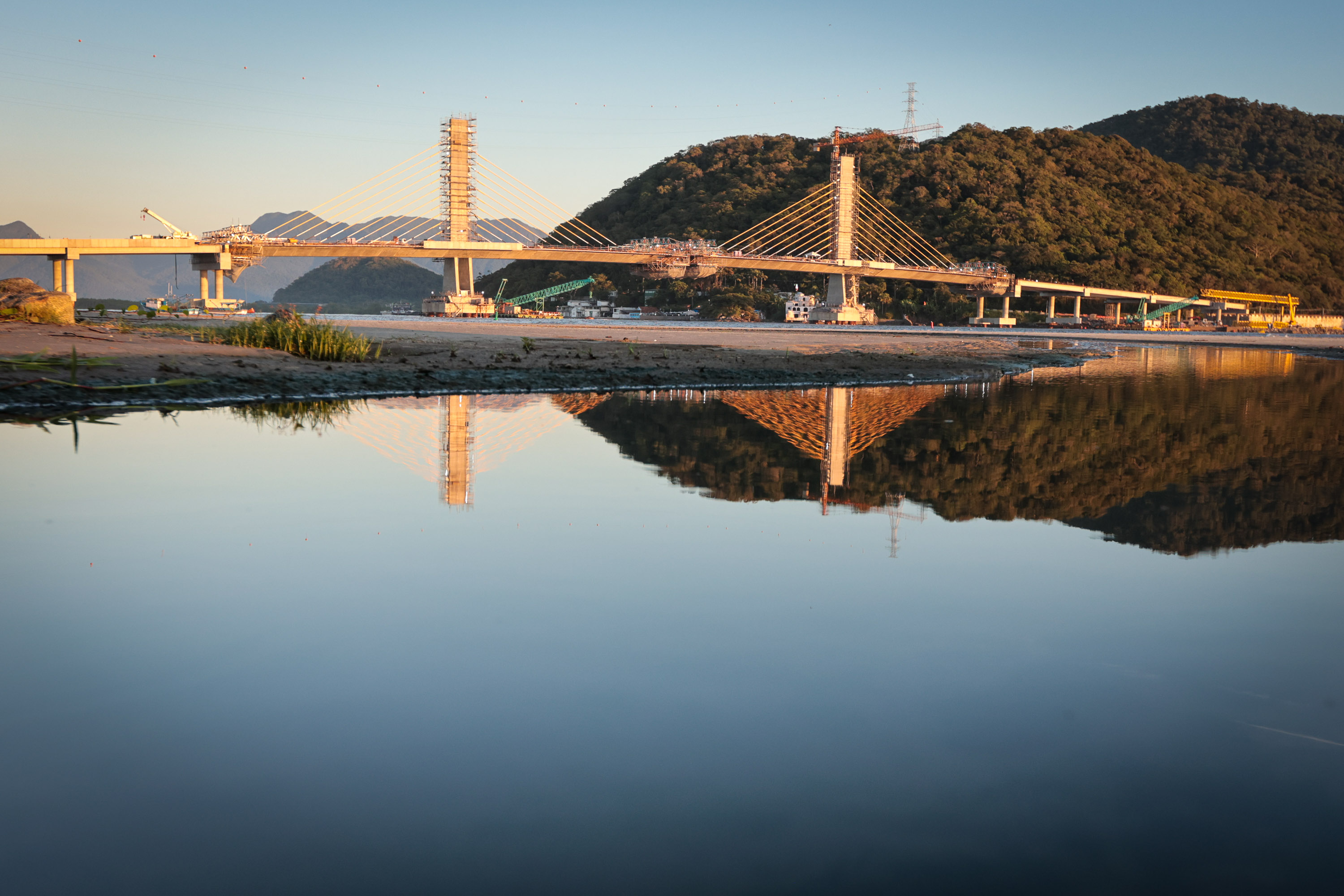 Com trecho estaiado quase pronto e 160 vigas lançadas, Ponte de Guaratuba atinge 91% de execução