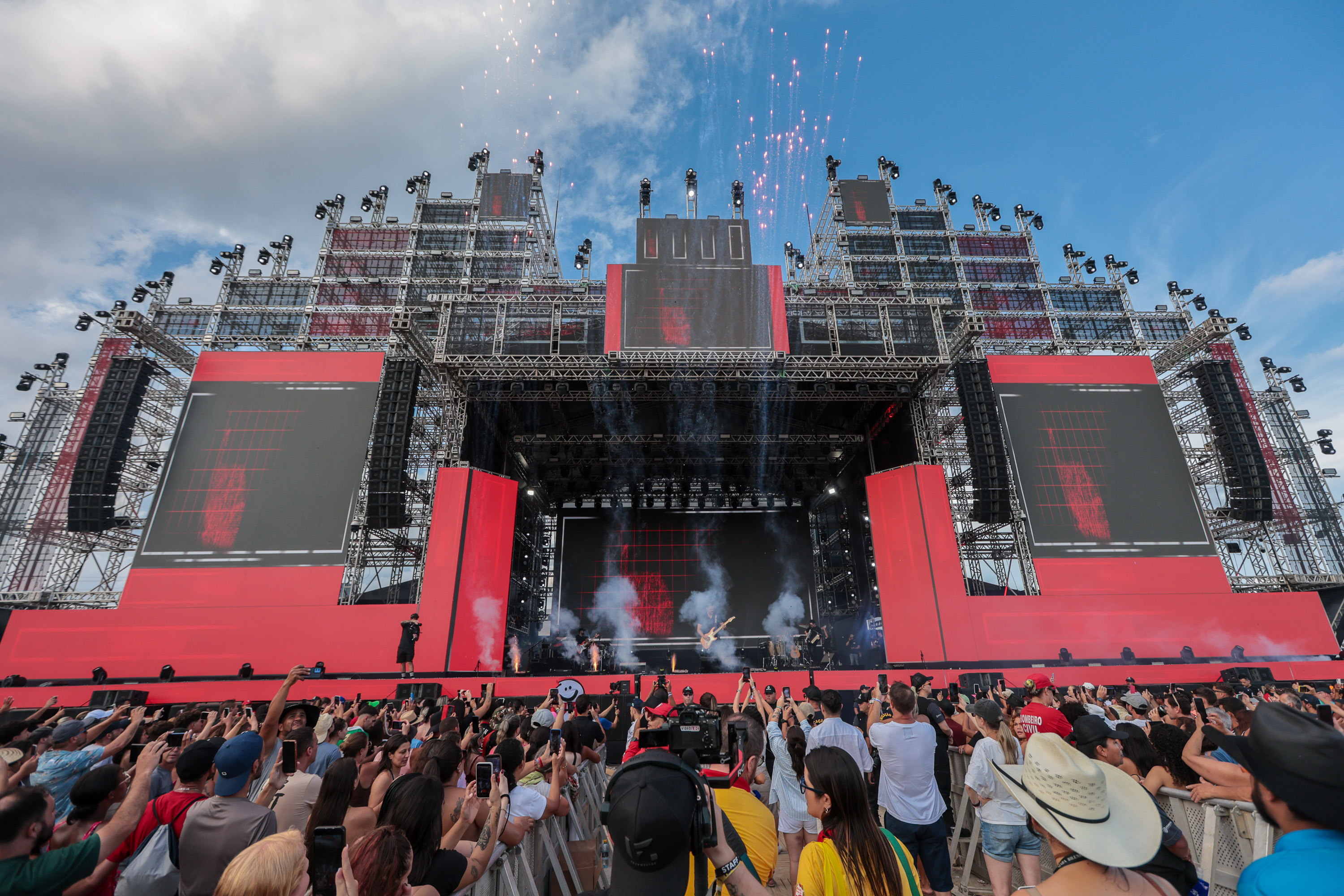 A dupla Israel e Rodolffo durante apresentação do seu show no Verão Maior Paraná, em Matinhos - 08/02/2026 - Foto: Geraldo Bubniak/AEN