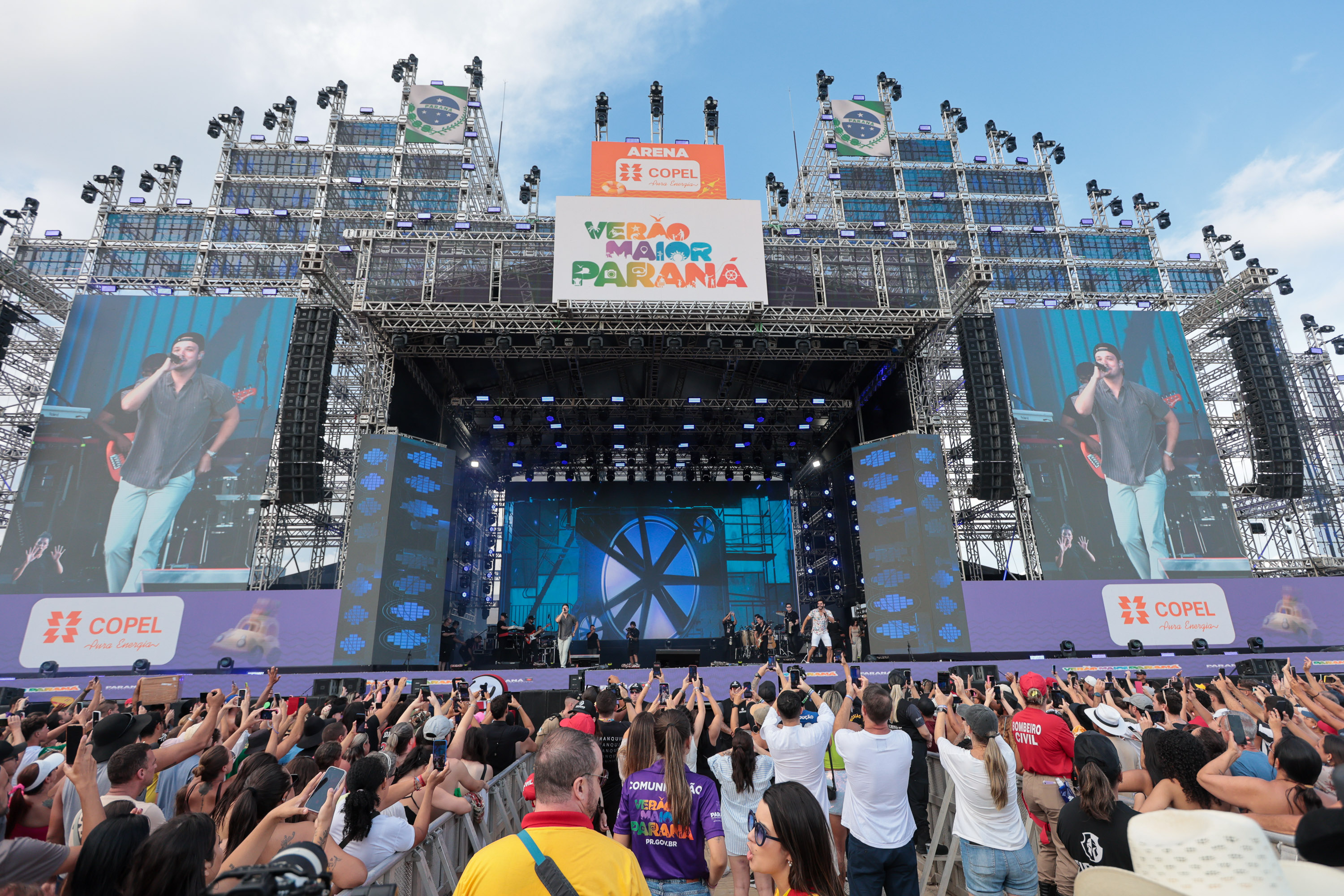 A dupla Israel e Rodolffo durante apresentação do seu show no Verão Maior Paraná, em Matinhos - 08/02/2026 - Foto: Geraldo Bubniak/AEN
