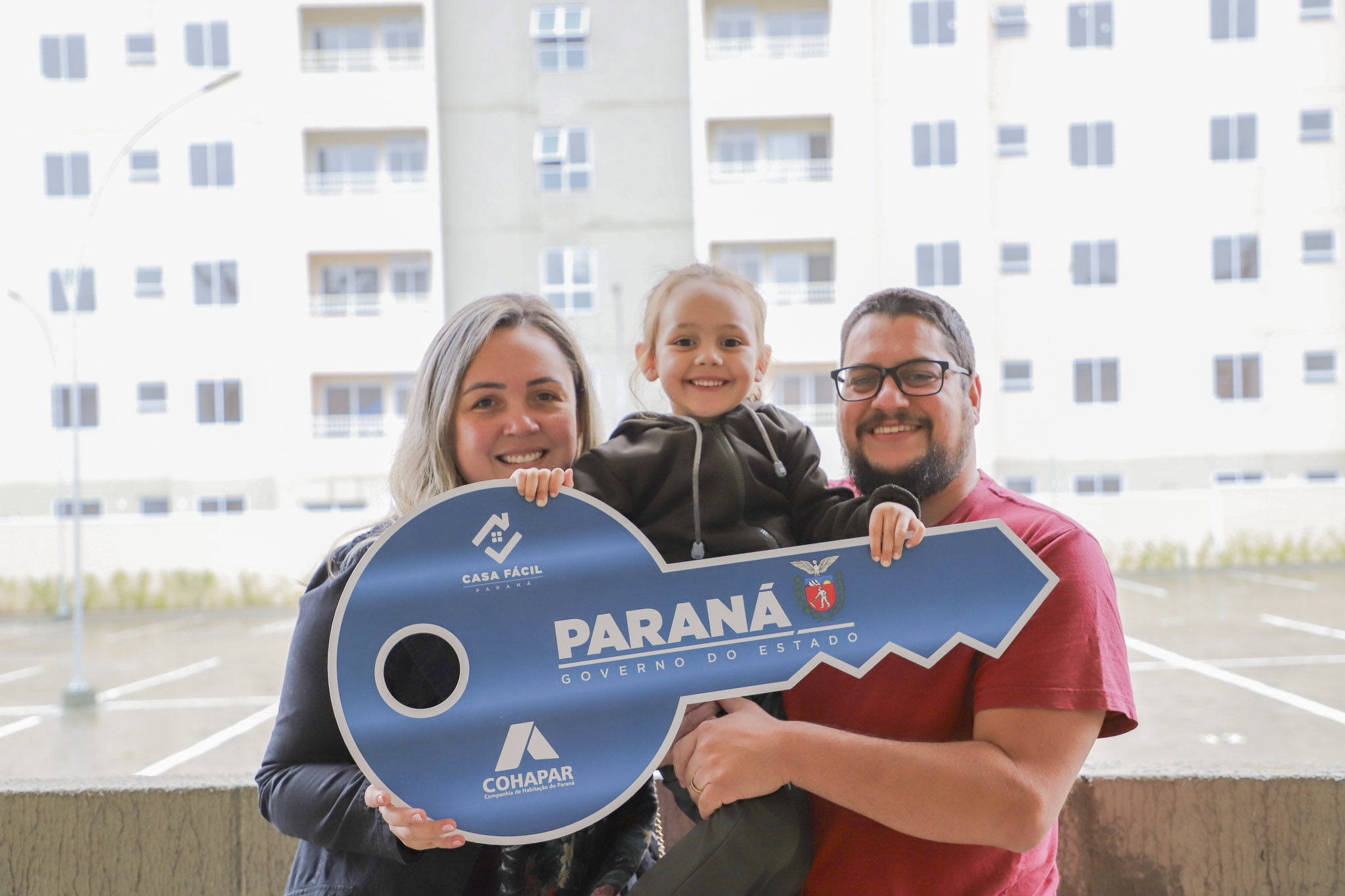 Com recursos do Estado, 208 famílias recebem apartamentos em residencial em Curitiba