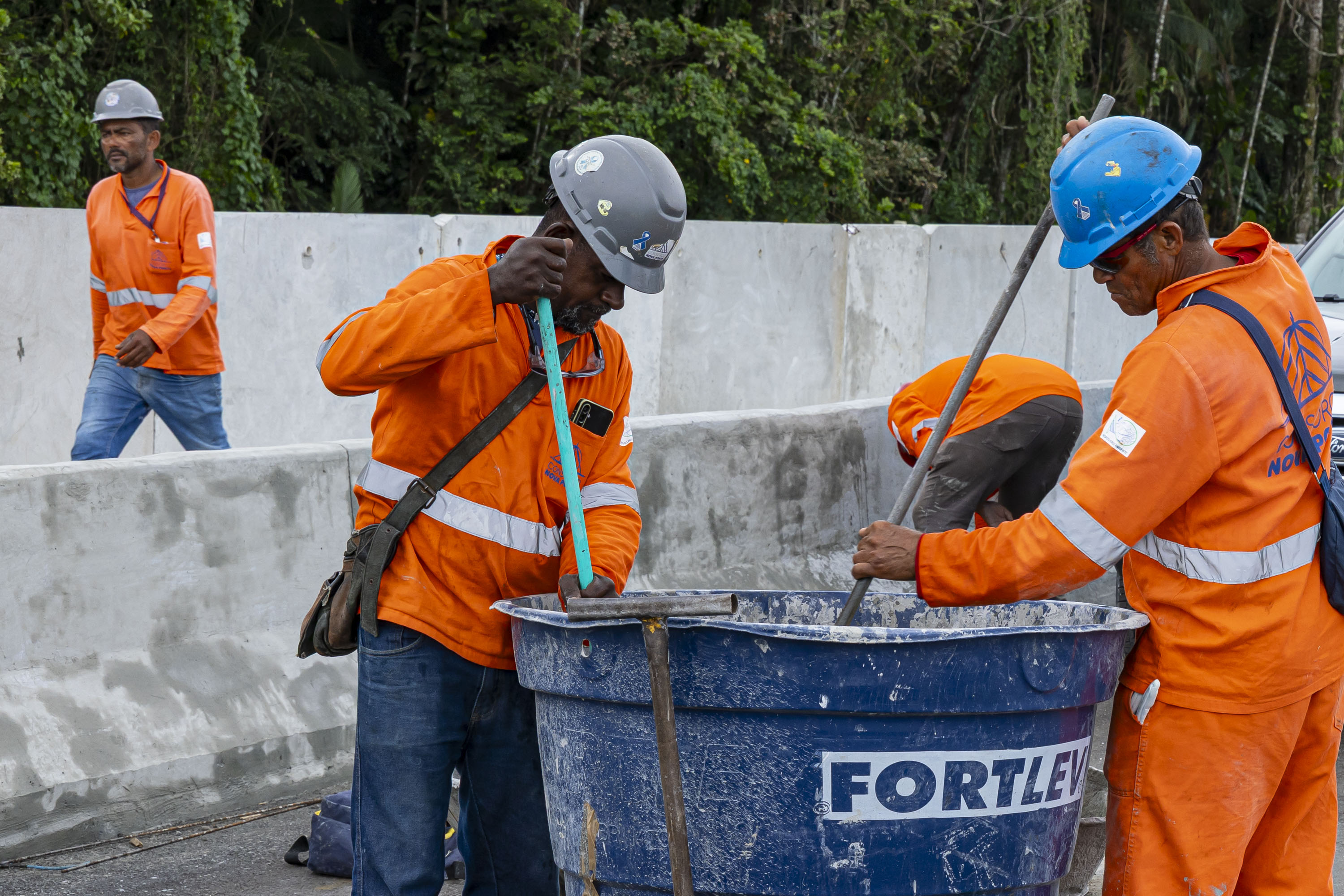 Operários da Ponte de Guaratuba festejam entrega da estrutura no Dia do Trabalhador