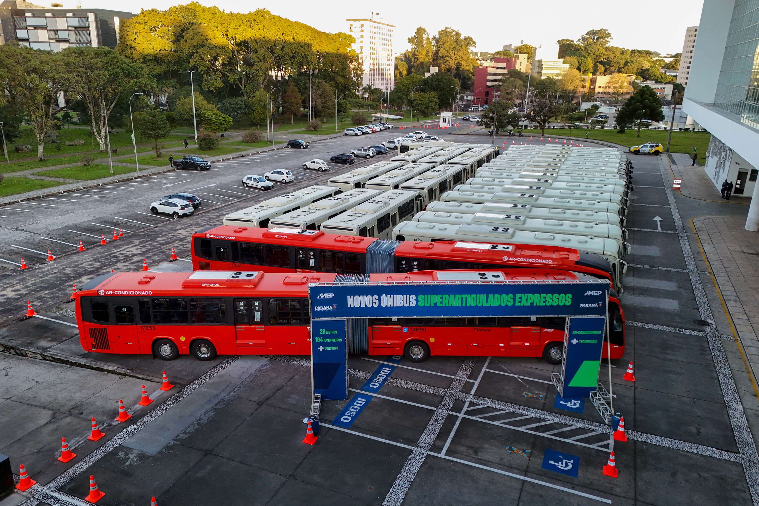 23 metros e quase 200 lugares: Paraná ganha primeiros ônibus superarticulados