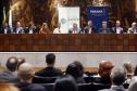 Governo lança programa que garante fraldas e absorventes a crianças e adolescentes