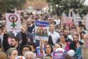 Caminhada reúne milhares de pessoas no Dia Estadual de Combate ao Feminicídio