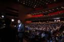 O governador Carlos Massa Ratinho Junior se encontrou nesta segunda-feira (20), no Teatro Guaíra, com os mil alunos da rede pública estadual que vão participar do programa de intercâmbio internacional Ganhando o Mundo