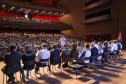 O governador Carlos Massa Ratinho Junior se encontrou nesta segunda-feira (20), no Teatro Guaíra, com os mil alunos da rede pública estadual que vão participar do programa de intercâmbio internacional Ganhando o Mundo