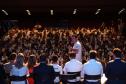 O governador Carlos Massa Ratinho Junior se encontrou nesta segunda-feira (20), no Teatro Guaíra, com os mil alunos da rede pública estadual que vão participar do programa de intercâmbio internacional Ganhando o Mundo