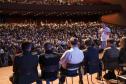 O governador Carlos Massa Ratinho Junior se encontrou nesta segunda-feira (20), no Teatro Guaíra, com os mil alunos da rede pública estadual que vão participar do programa de intercâmbio internacional Ganhando o Mundo