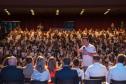 O governador Carlos Massa Ratinho Junior se encontrou nesta segunda-feira (20), no Teatro Guaíra, com os mil alunos da rede pública estadual que vão participar do programa de intercâmbio internacional Ganhando o Mundo