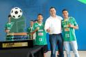 Conquista inédita: governador recebe jovens paranaenses que levantaram a Taça das Favelas