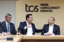 O grupo Tata Consultancy Services (TCS) anunciou nesta segunda-feira (15) a expansão da operação em Londrina, no Norte do Paraná, com ampliação de seu Delivery Center. O anúncio foi feito em Mumbai, onde o governador Carlos Massa Ratinho Junior foi recebido pelo CEO da TCS, Krithi Krithivasan, e executivos da companhia em missão oficial do Governo do Paraná à Índia