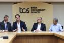 O grupo Tata Consultancy Services (TCS) anunciou nesta segunda-feira (15) a expansão da operação em Londrina, no Norte do Paraná, com ampliação de seu Delivery Center. O anúncio foi feito em Mumbai, onde o governador Carlos Massa Ratinho Junior foi recebido pelo CEO da TCS, Krithi Krithivasan, e executivos da companhia em missão oficial do Governo do Paraná à Índia