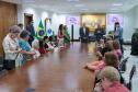 Um grupo de senhoras assistidas pelo Asilo São Vicente de Paulo, do bairro Juvevê, em Curitiba, foi homenageado nesta segunda-feira (13) no Palácio Iguaçu pelo Dia das Mães, comemorado no último domingo (12).