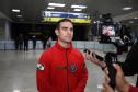Cães e bombeiros do Paraná embarcam para o RS para ajudar em buscas por vítimas - Na foto, o comandante do Canil Central do Corpo de Bombeiros, tenente Daniel Kaneko Leal