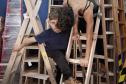 Centro Cultural Teatro Guaíra - Teatro José Maria Santos - "Rotação" – Inspirados em questões poéticas e contemporâneas acerca de conceitos como profundidade, altura, linha, ângulo, distância, tridimensionalidade, convergências e divergências, o ator Giovanni Venturini e a dançarina Lívea Castro estreiam em Curitiba acompanhados de dezenas de escadas