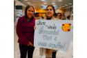 Vindos diretamente da Austrália, desembarcaram nesta terça e quarta-feira (25 e 26), no Aeroporto Internacional Afonso Pena, em São José dos Pinhais, na Grande Curitiba, 54 alunos da rede estadual de ensino que participaram da edição de 2024 do programa Ganhando o Mundo.  O programa de intercâmbio do Governo do Estado levou, entre os meses de janeiro e fevereiro, mil estudantes para cinco países de língua inglesa. Eles tiveram uma oportunidade de estudar, durante esses meses, em um curso equivalente ao Ensi