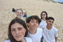 Vindos diretamente da Austrália, desembarcaram nesta terça e quarta-feira (25 e 26), no Aeroporto Internacional Afonso Pena, em São José dos Pinhais, na Grande Curitiba, 54 alunos da rede estadual de ensino que participaram da edição de 2024 do programa Ganhando o Mundo.  O programa de intercâmbio do Governo do Estado levou, entre os meses de janeiro e fevereiro, mil estudantes para cinco países de língua inglesa. Eles tiveram uma oportunidade de estudar, durante esses meses, em um curso equivalente ao Ensi