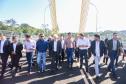 O governador em exercício Darci Piana e o presidente do Paraguai, Santiago Peña, visitaram nesta quarta-feira (3) a Ponte da Integração Brasil-Paraguai, que fica na divisa entre Foz do Iguaçu, no Oeste do Paraná, e o município paraguaio de Presidente Franco.