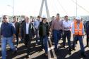 O governador em exercício Darci Piana e o presidente do Paraguai, Santiago Peña, visitaram nesta quarta-feira (3) a Ponte da Integração Brasil-Paraguai, que fica na divisa entre Foz do Iguaçu, no Oeste do Paraná, e o município paraguaio de Presidente Franco.