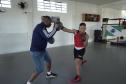 O técnico de boxe Adailton Gonçalves, bolsista do programa estadual Geração Olímpica e Paralímpica, treina a equipe de boxe que vai à Olimpíada de Paris neste ano