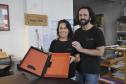 Fomento Paraná libera R$ 30 milhões em créditoem julho, melhor mês na história da empresa - Na foto, Daniel Cortezia e Patrícia Motta, da Box Plus Box, estúdio de cartonagem