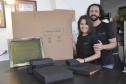 Fomento Paraná libera R$ 30 milhões em créditoem julho, melhor mês na história da empresa - Na foto, Daniel Cortezia e Patrícia Motta, da Box Plus Box, estúdio de cartonagem