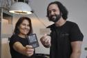 Fomento Paraná libera R$ 30 milhões em créditoem julho, melhor mês na história da empresa - Na foto, Daniel Cortezia e Patrícia Motta, da Box Plus Box, estúdio de cartonagem