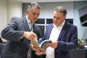: O secretário da Casa Civil, João Carlos Ortega, e o presidente do Comitê Permanente de Desburocratização, Jean Rafael Puchetti Ferreira, receberam a publicação que destaca o programa Descomplica.