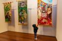 Museu Casa Alfredo Andersen (MCAA) - "Segredo da Cor" – A exposição "Segredo da Cor", já em exibição no museu, traz uma poderosa coleção de obras de Cecifrance Aquino, com foco na temática antirracista. Entre os destaques, além dos estandartes, encontra-se a releitura de "Duas Raças", de Alfredo Andersen, um convite para desvendar os segredos que nossas cores carregam