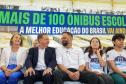 O governador Calos Massa Ratinho Junior iniciou nesta segunda-feira (10) a entrega dos 209 novos ônibus escolares adquiridos para uso no programa Caminho da Escola.