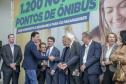 Trinta municípios paranaenses vão receber 1.200 novos abrigos de pontos de ônibus adquiridos pelo Governo do Estado por meio da Agência de Assuntos Metropolitanos do Paraná (Amep). O anúncio foi feito nesta terça-feira (22) pelo governador em exercício Darci Piana e envolve investimentos de R$ 7,4 milhões do orçamento estadual e de outros R$ 3,1 milhões de emendas indicadas por deputados estaduais.