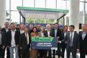 Trinta municípios paranaenses vão receber 1.200 novos abrigos de pontos de ônibus adquiridos pelo Governo do Estado por meio da Agência de Assuntos Metropolitanos do Paraná (Amep). O anúncio foi feito nesta terça-feira (22) pelo governador em exercício Darci Piana e envolve investimentos de R$ 7,4 milhões do orçamento estadual e de outros R$ 3,1 milhões de emendas indicadas por deputados estaduais.