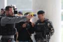 O governador Carlos Massa Ratinho Junior e o secretário de Segurança Pública, Hudson Leôncio Teixeira, apresentam nesta sexta-feira (23), no Palácio Iguaçu, as armas não letais de incapacitação neuromuscular adquiridas pelo Governo do Paraná. Foto: Geraldo Bubniak/AEN
