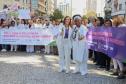 Caminhada contra o feminicídio reúne 2 mil pessoas em Curitiba: ato acontece em 181 cidades