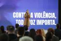 A primeira-dama Luciana Saito Massa, a secretária Leandre Dal Ponte e o secretário Coronel Hudson Teixeira participam nesta sexta-feira (29), de evento Agosto Lilás, no Salão de Atos do Palácio Iguaçu. Foto: Geraldo Bubniak/AEN